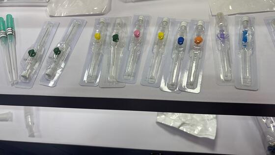 কেনা উইংড ডিজাইনের ডিসপোজেবল আইভি ক্যানিলা, 14G-26G আকার, এবং নিরাপদ সন্নিবেশের জন্য জৈব সামঞ্জস্যপূর্ণ পিভিসি অনলাইন উত্পাদন